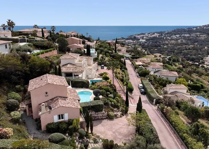 Villa With Pool And Seaview *